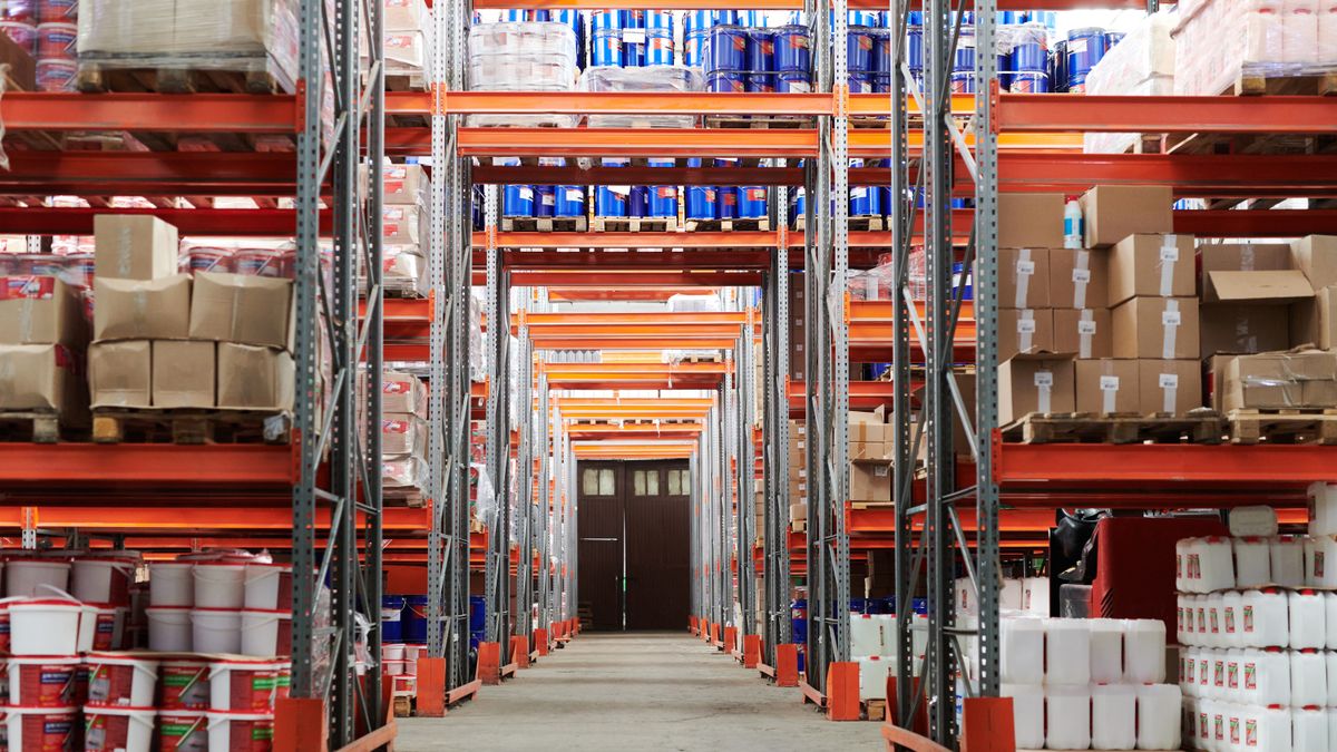 Encargado de farmacia revisando el inventario y las caducidades en el anaquel.