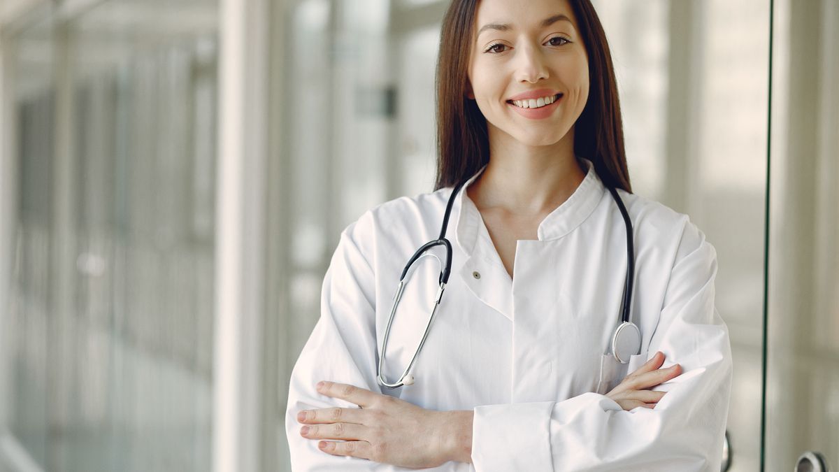 Médico en su consultorio emitiendo el CFDI 4.0 de honorarios a un paciente.
