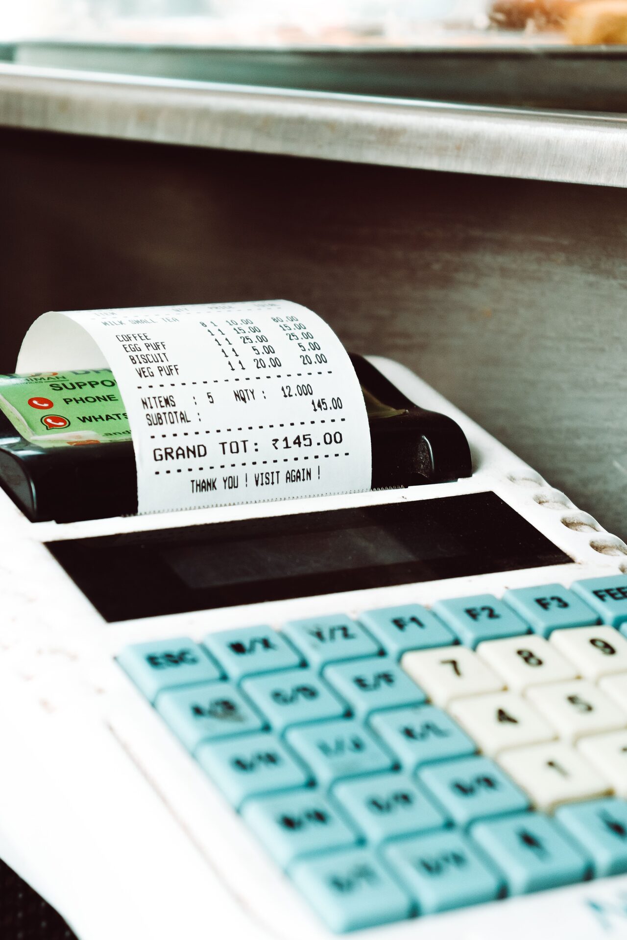 Emprendedor emitiendo su primera factura CFDI desde su negocio.