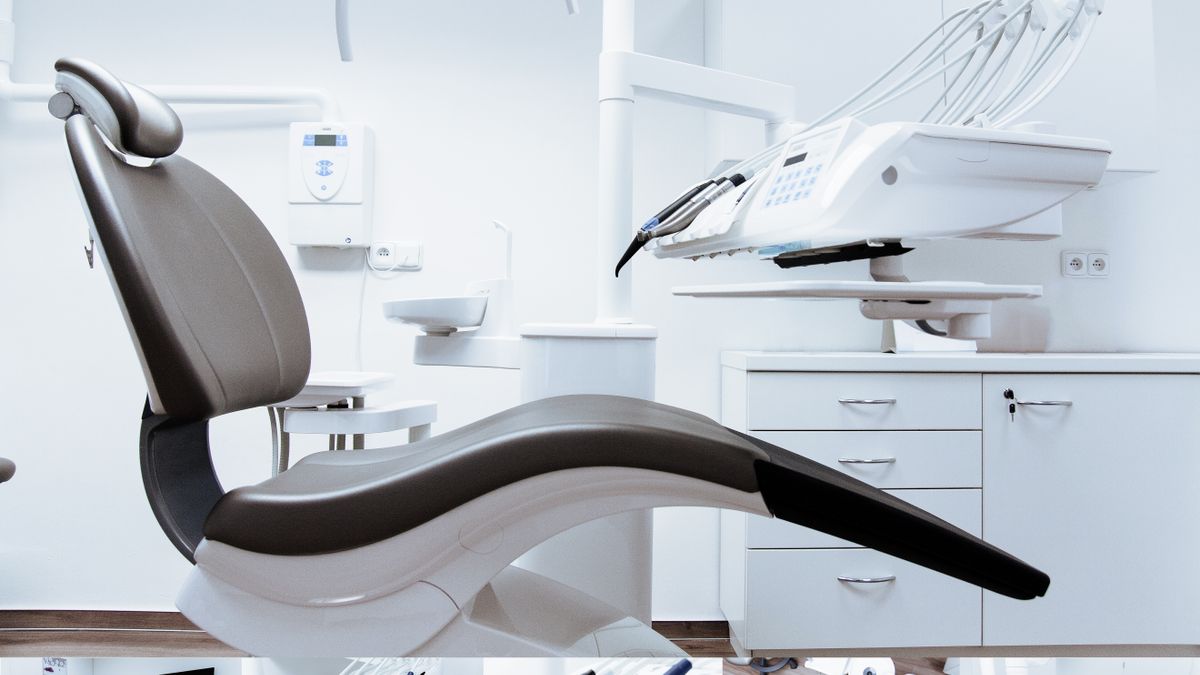 Odontólogo abriendo su propio consultorio dental en México.