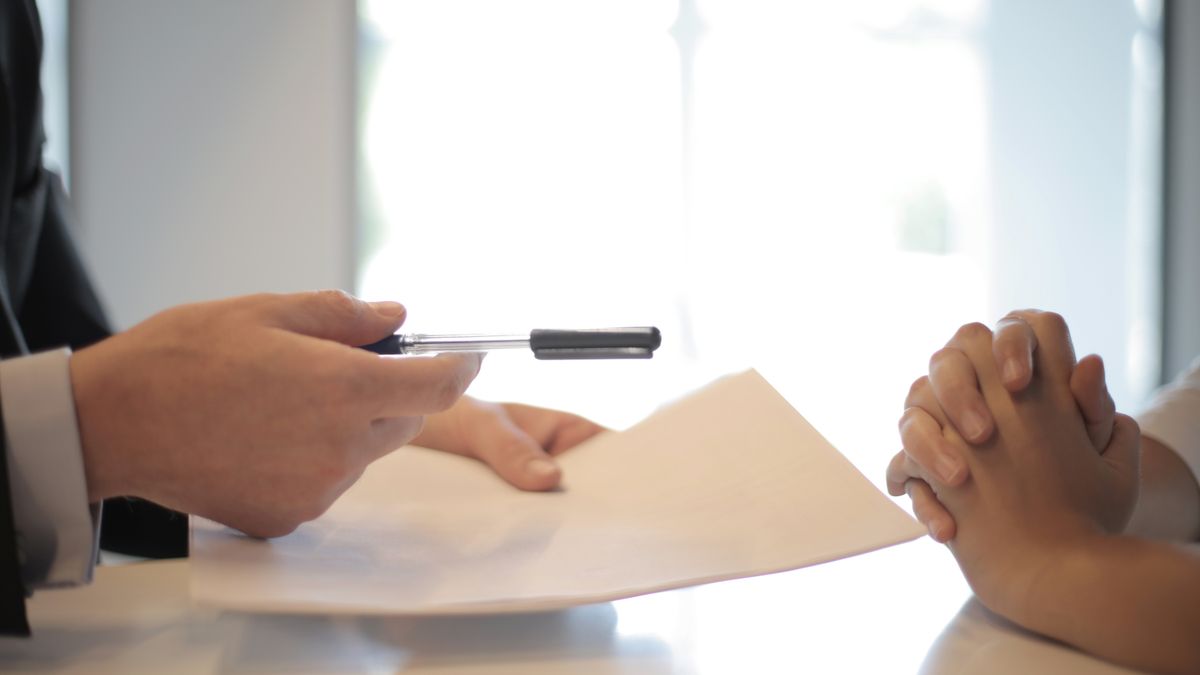 Consultora preparando una cotización profesional para un cliente de servicios.