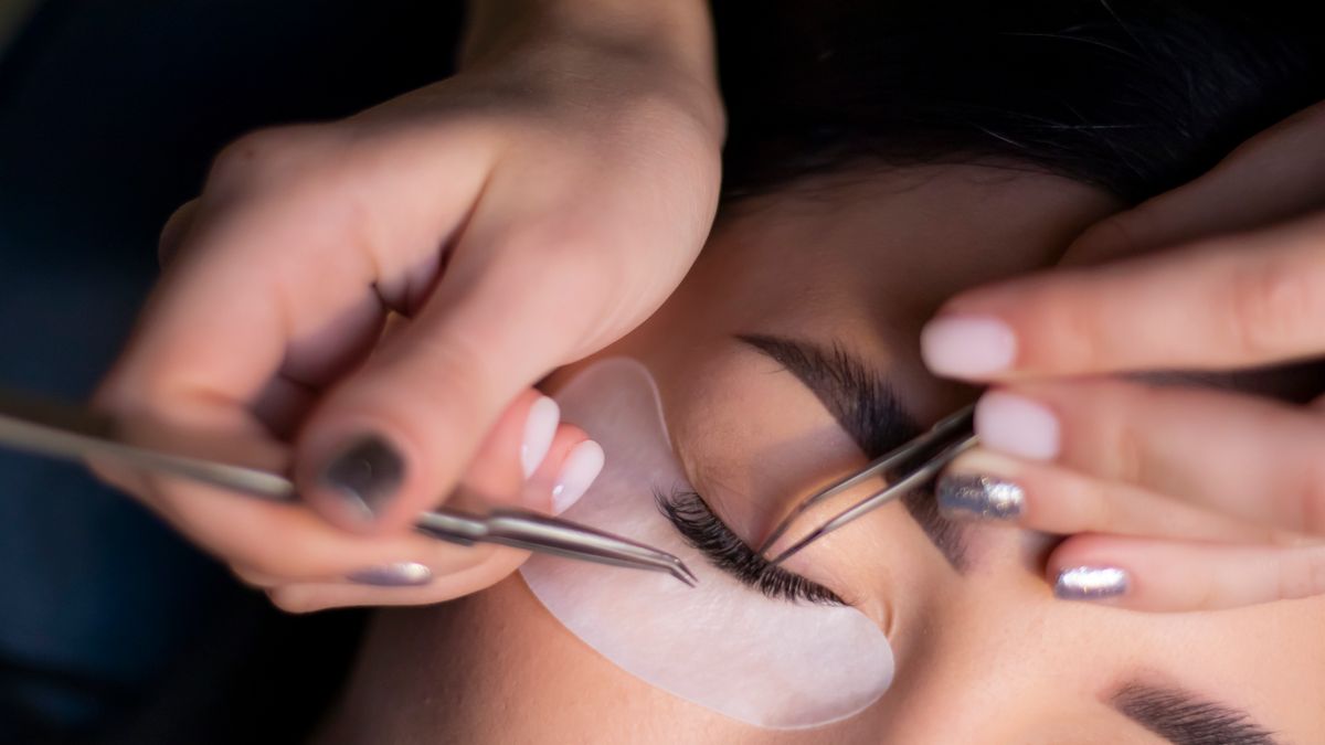 Emprendedora iniciando su negocio de extensiones de pestañas.