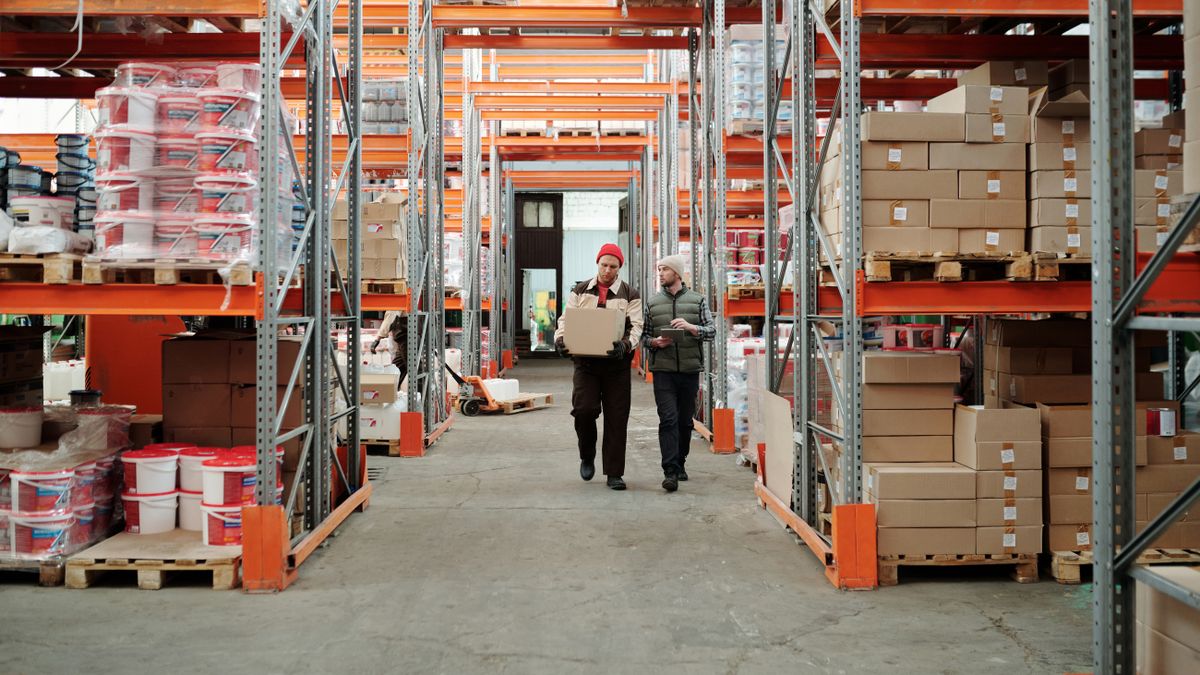 Centro de operaciones de una empresa de paquetería organizando envíos.