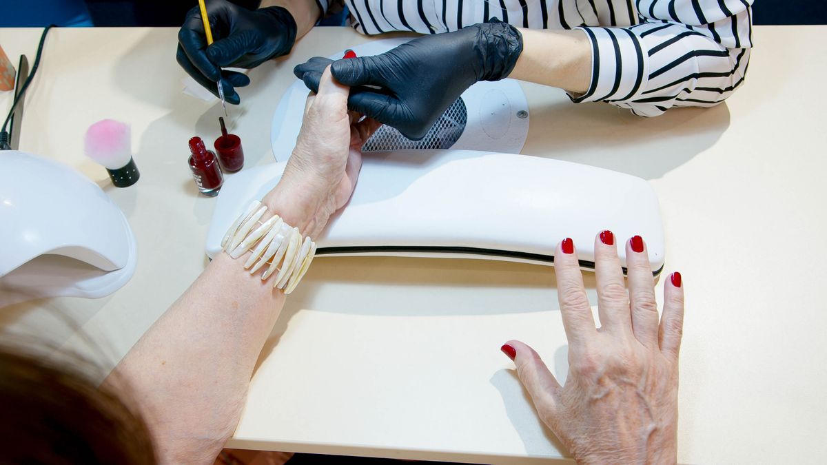 Emprendedora atendiendo en su negocio de uñas.