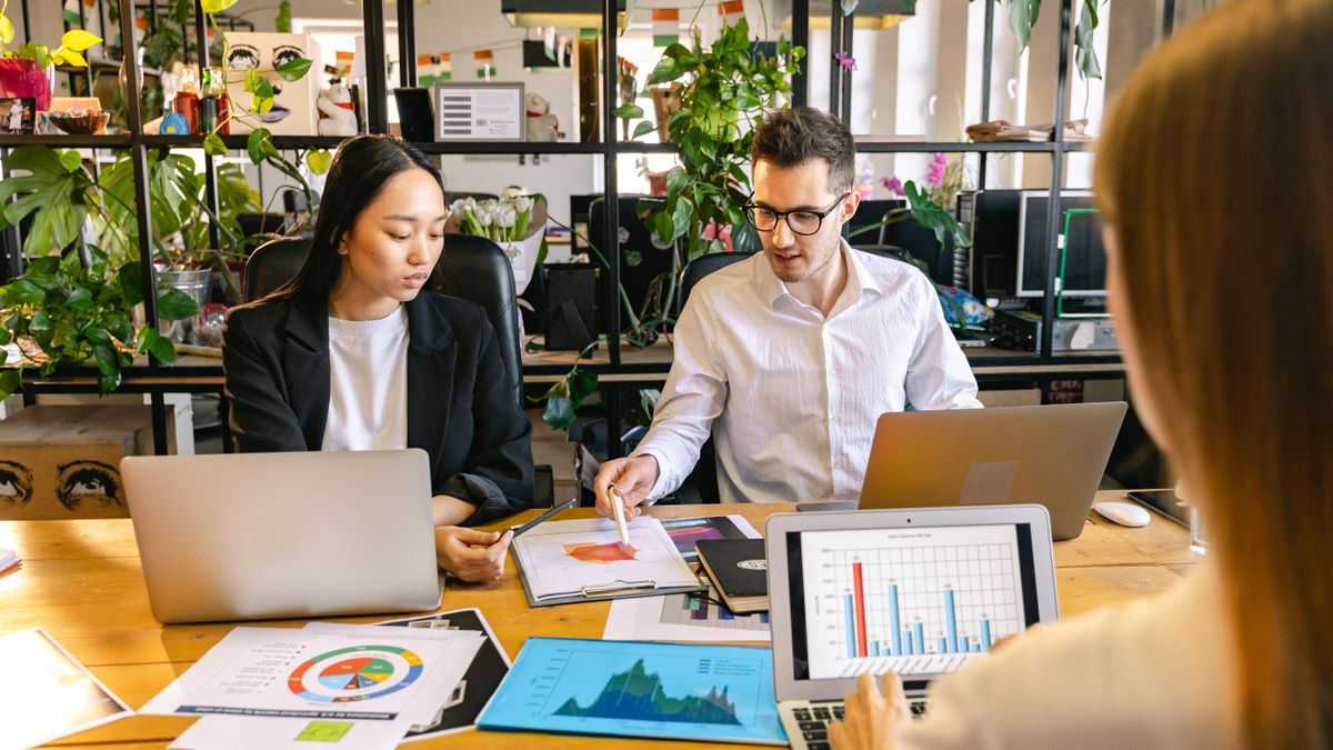Equipo de una empresa de servicios profesionales revisando proyectos y cotizaciones.