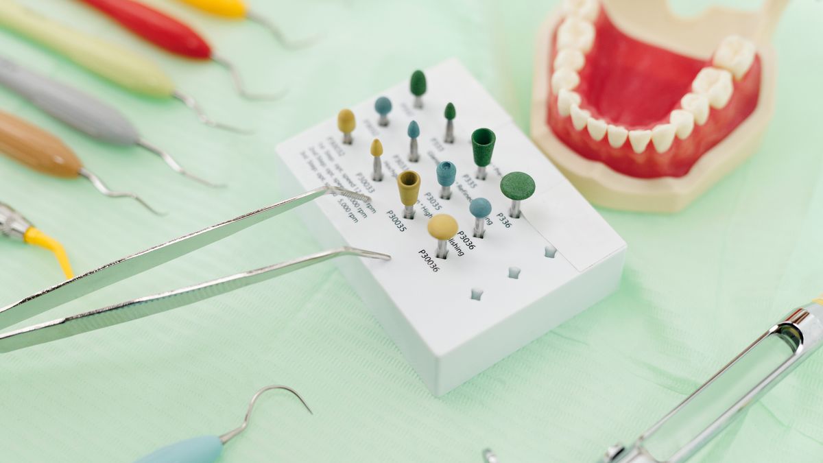 Dentista emitiendo una factura electrónica CFDI 4.0 a un paciente desde su consultorio.