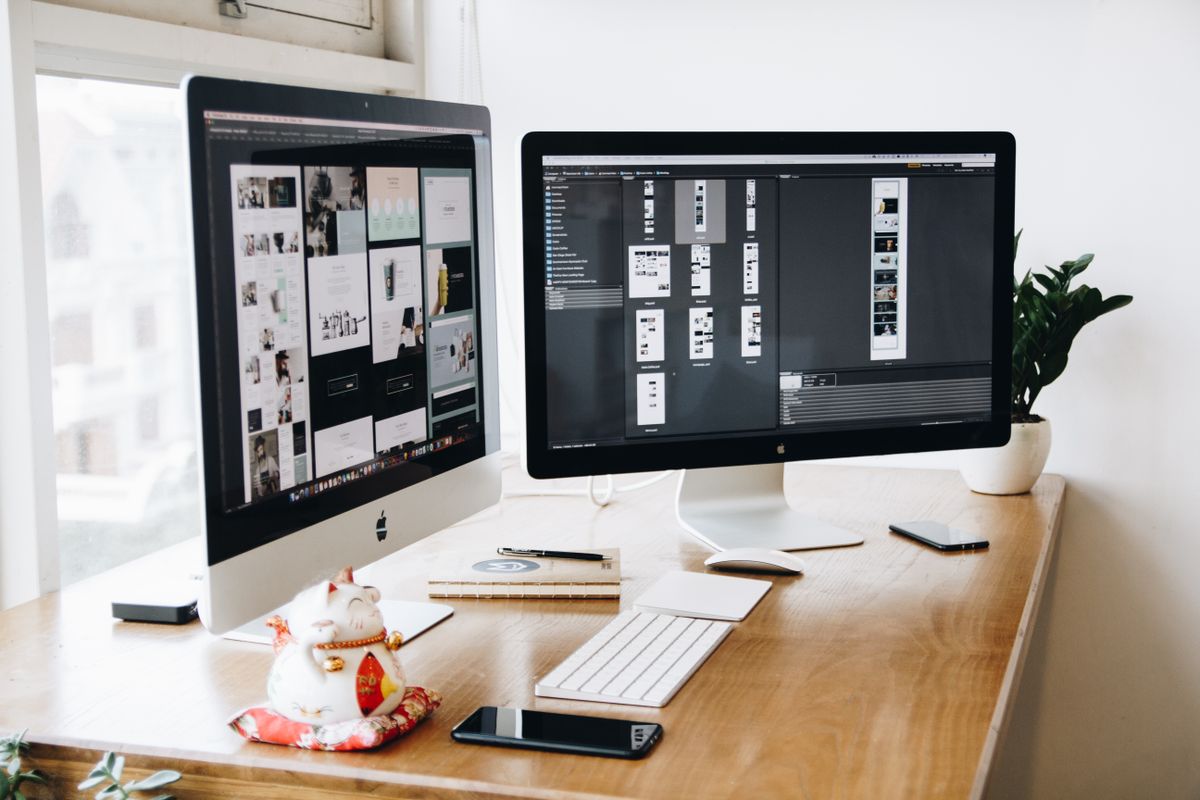 Página web profesional de una empresa mexicana mostrada en varios dispositivos.