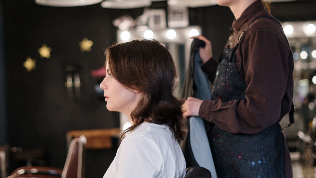 Emprendedora revisando los trámites para abrir su salón de belleza.