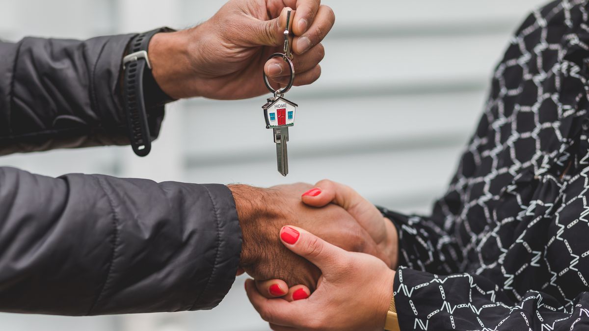 Estado de cuenta de un plan de pagos inmobiliario con enganche, mensualidades y liquidación.