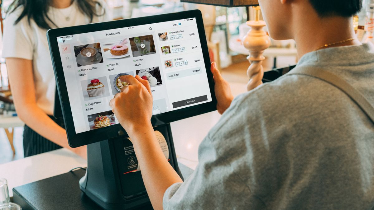 Cajero usando un software de punto de venta en un comercio en México.