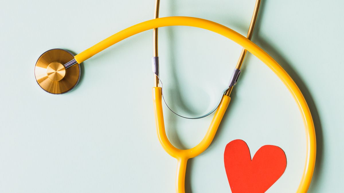 Médico emitiendo una receta médica electrónica desde su consultorio en México.