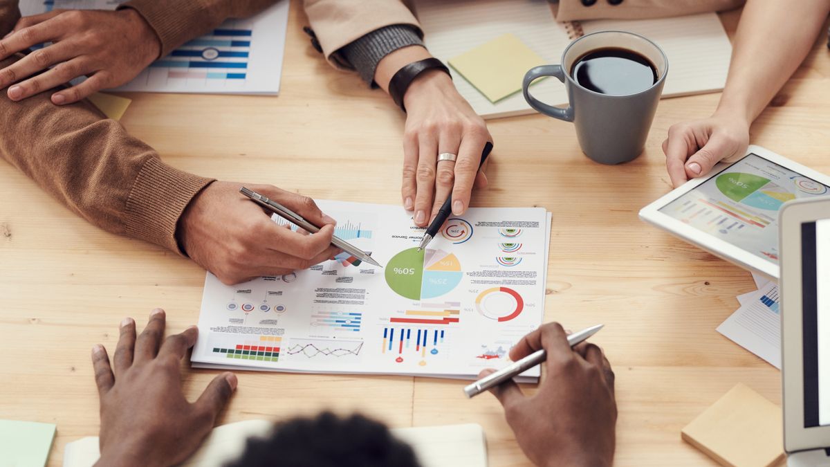 Equipo de una empresa mexicana usando software SaaS en la nube.