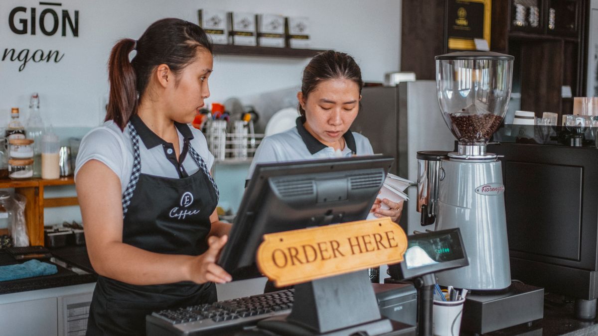 Equipo de una tienda operando VendeWare en la nube