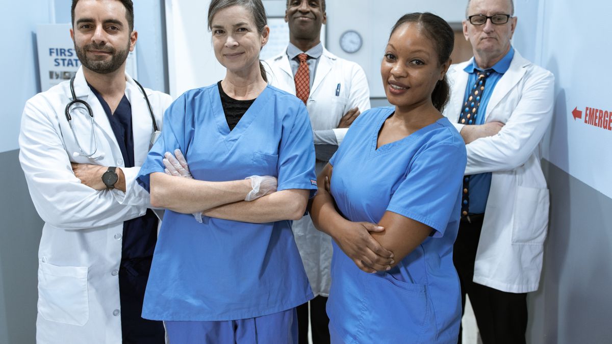 Médico administrador comparando opciones de software para su consultorio en una computadora.