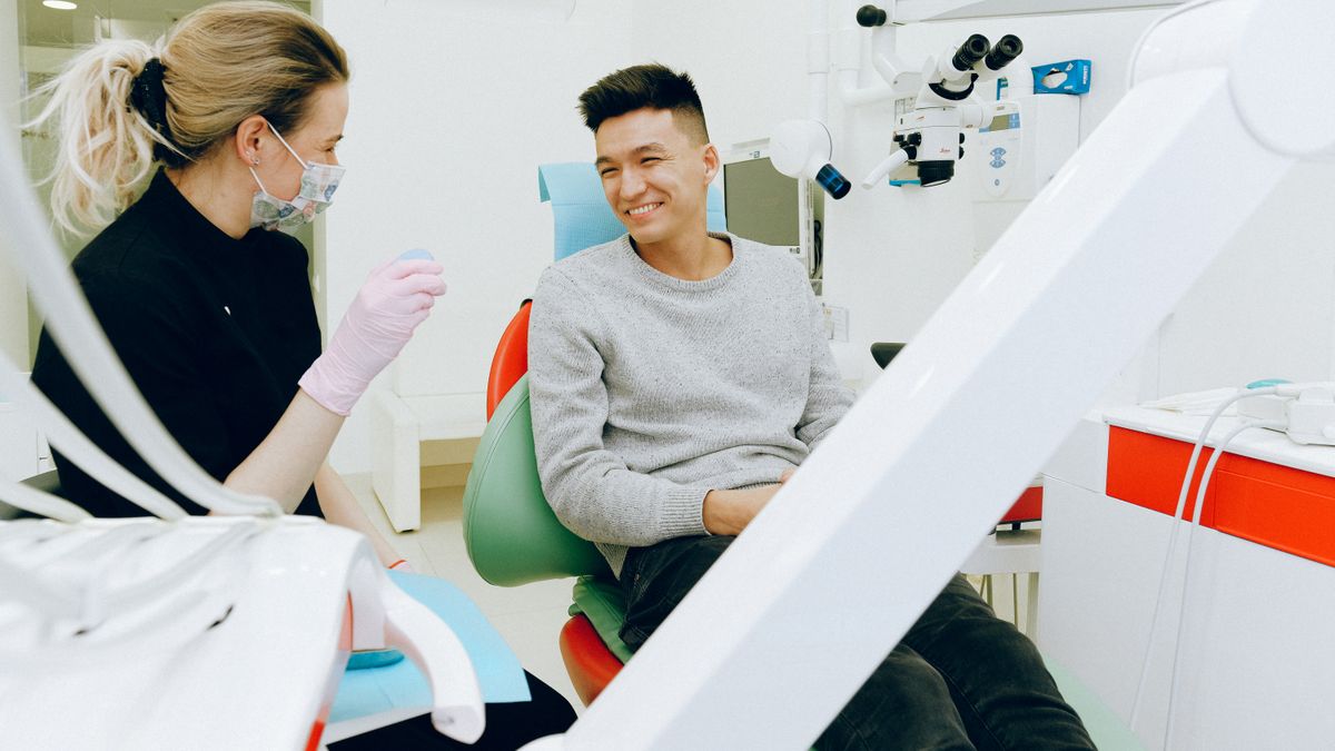 Dentista y administrador comparando opciones de software para su clínica dental.