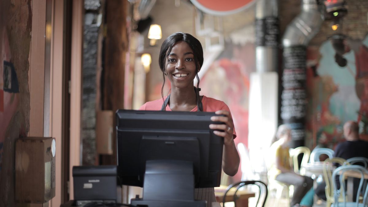 Comerciante comparando opciones de software de punto de venta antes de decidir.