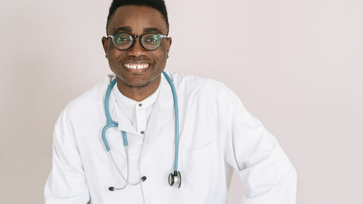Médico atendiendo una teleconsulta por videollamada desde su consultorio en México.