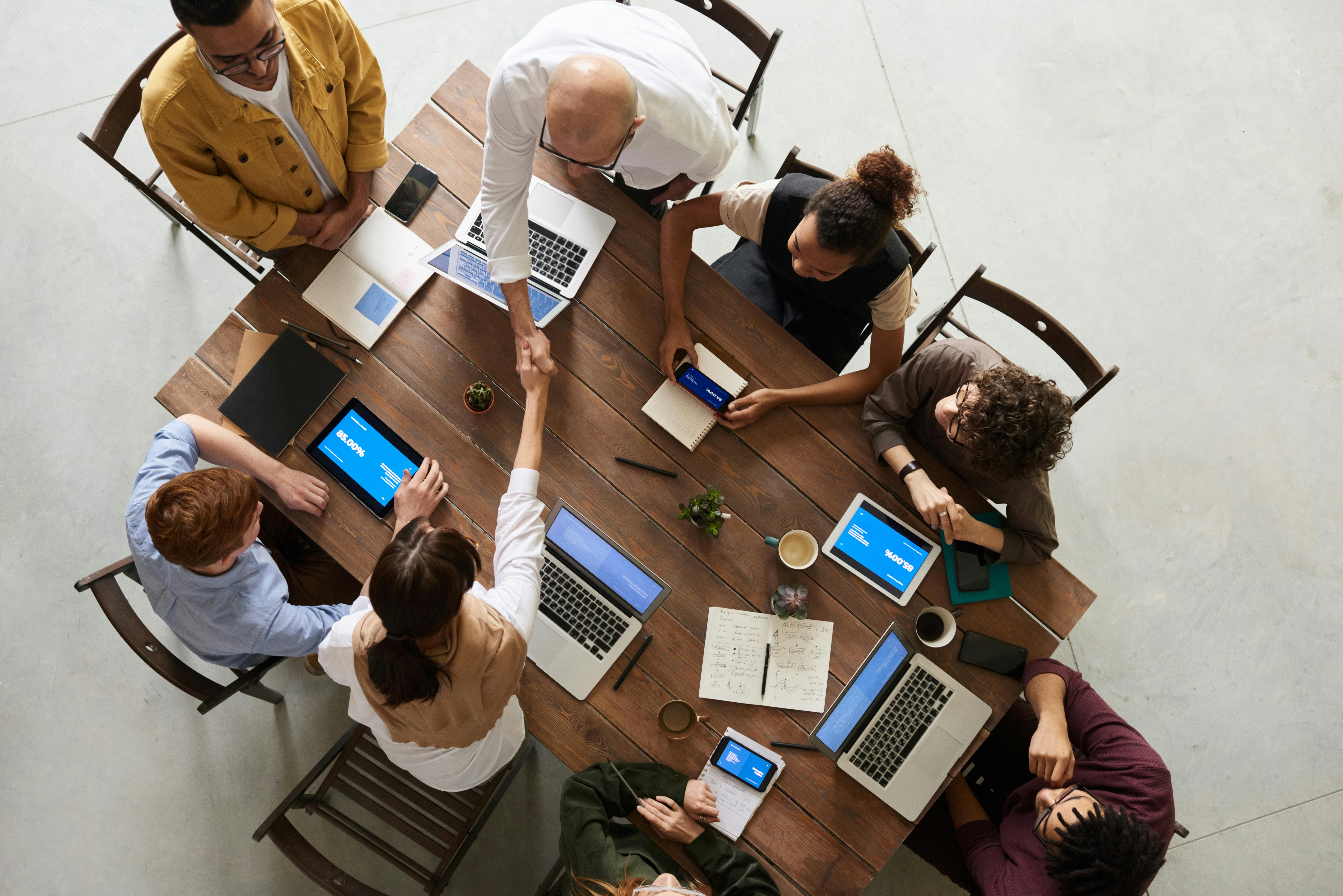 Equipo de Medware en sesión de consultoría TI en Monterrey