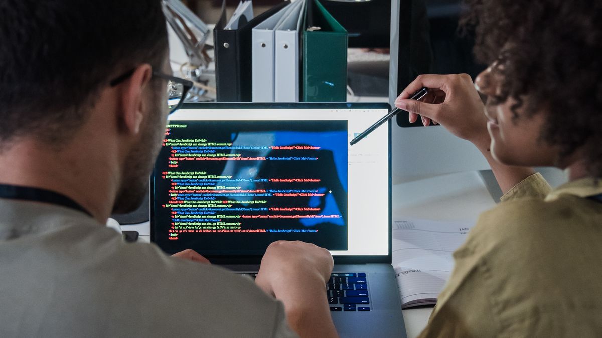Equipo de soporte de TI trabajando en una oficina.