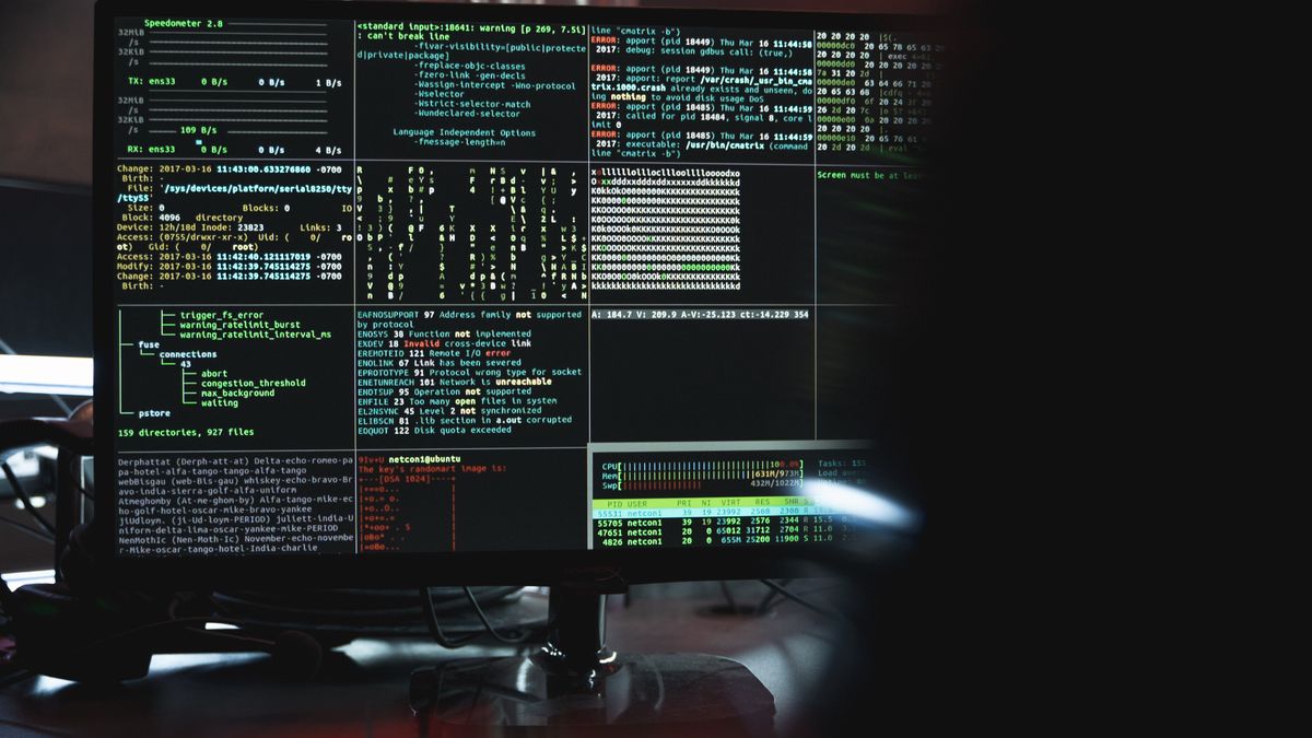 Empleada usando una herramienta de inteligencia artificial en la computadora de una PyME mexicana de forma segura.